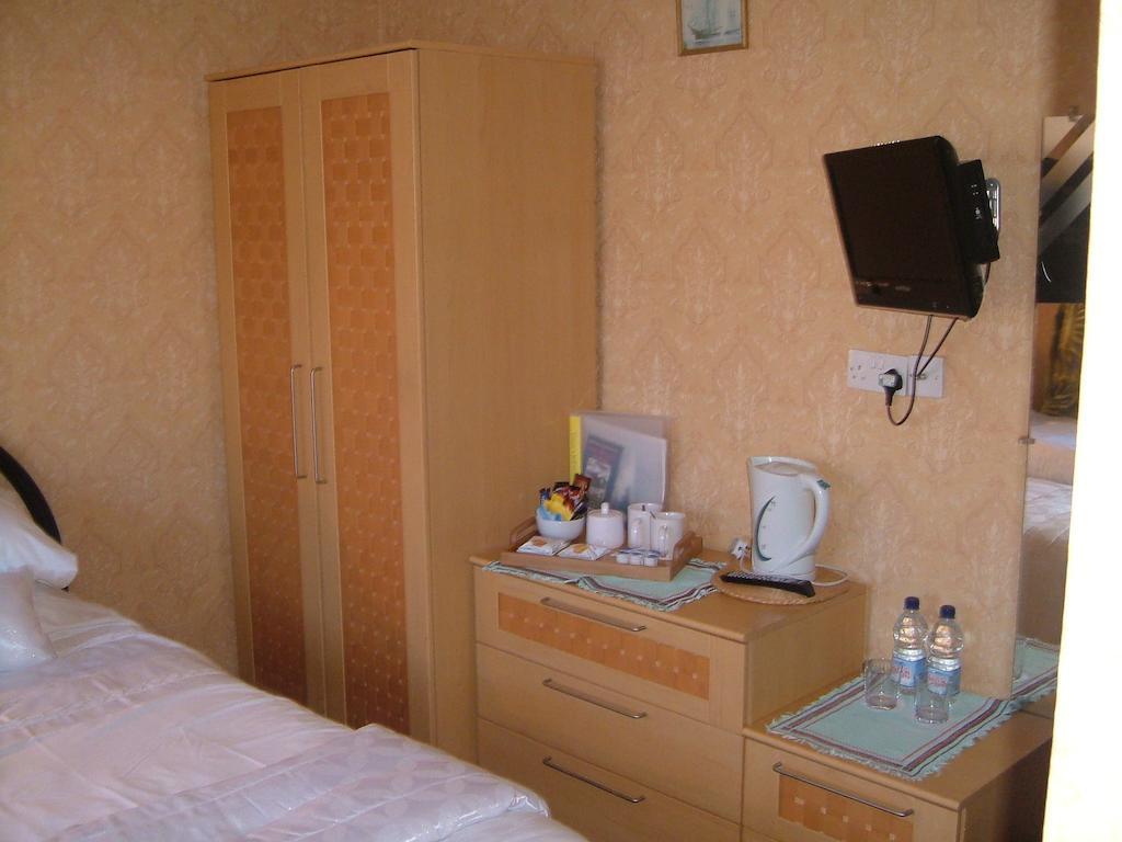 Tremains Guest House Bridgend  Oda fotoğraf