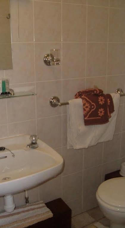 Tremains Guest House Bridgend  Dış mekan fotoğraf